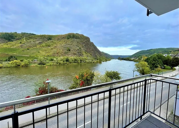 Moselpromenade Moselufer, Panorama Blick Auf Burg , Und Mosel, Balkon