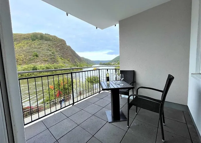 Moselpromenade Moselufer, Panorama Blick Auf Burg , Und Mosel, Balkon